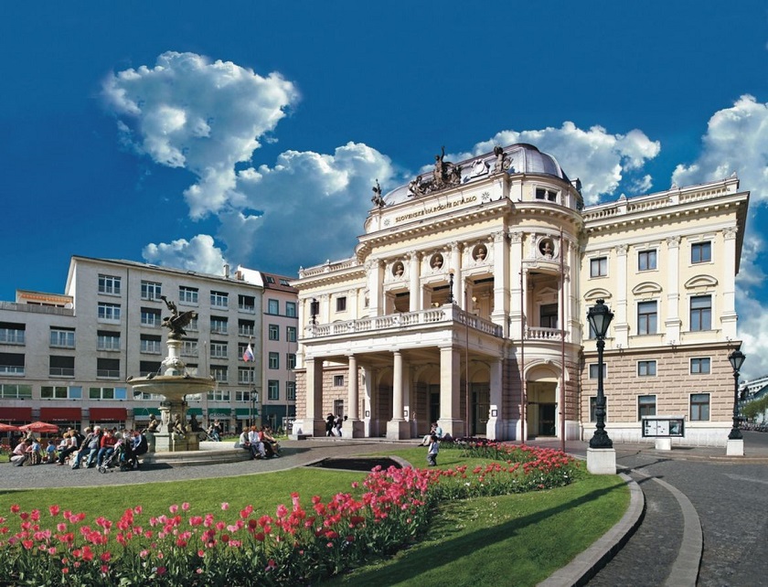 Half-day trip sa Slovak National Theater sa Bratislava