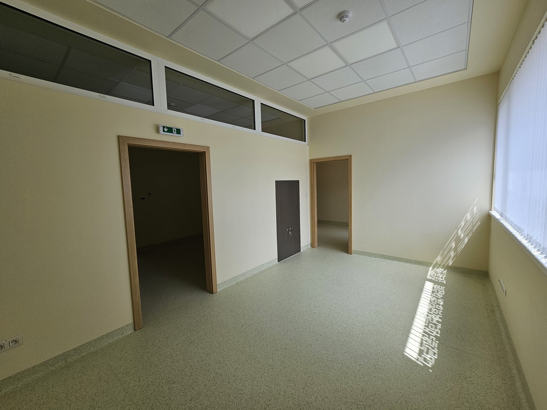 အခမဲ့ အိမ်ခန်းငှားရန်ရှိသည်။